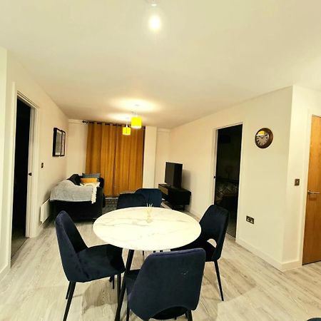 Exquisite Cosy 2-Bed Apartment In Salford Манчестър Екстериор снимка