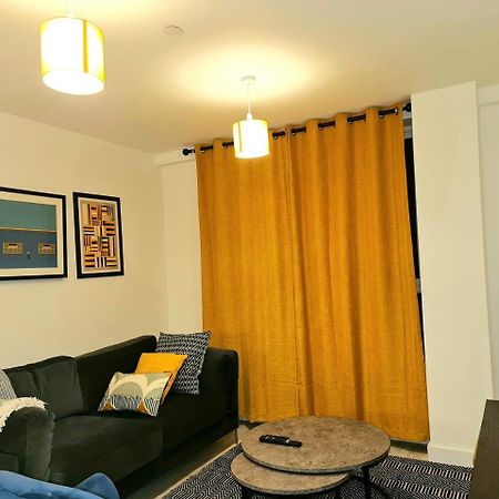 Exquisite Cosy 2-Bed Apartment In Salford Манчестър Екстериор снимка