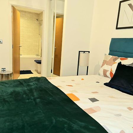 Exquisite Cosy 2-Bed Apartment In Salford Манчестър Екстериор снимка