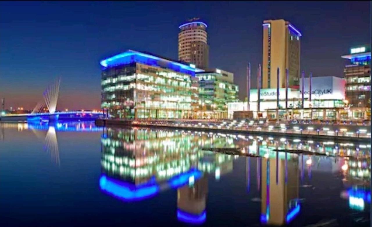 Exquisite Cosy 2-Bed Apartment In Salford Манчестър Екстериор снимка