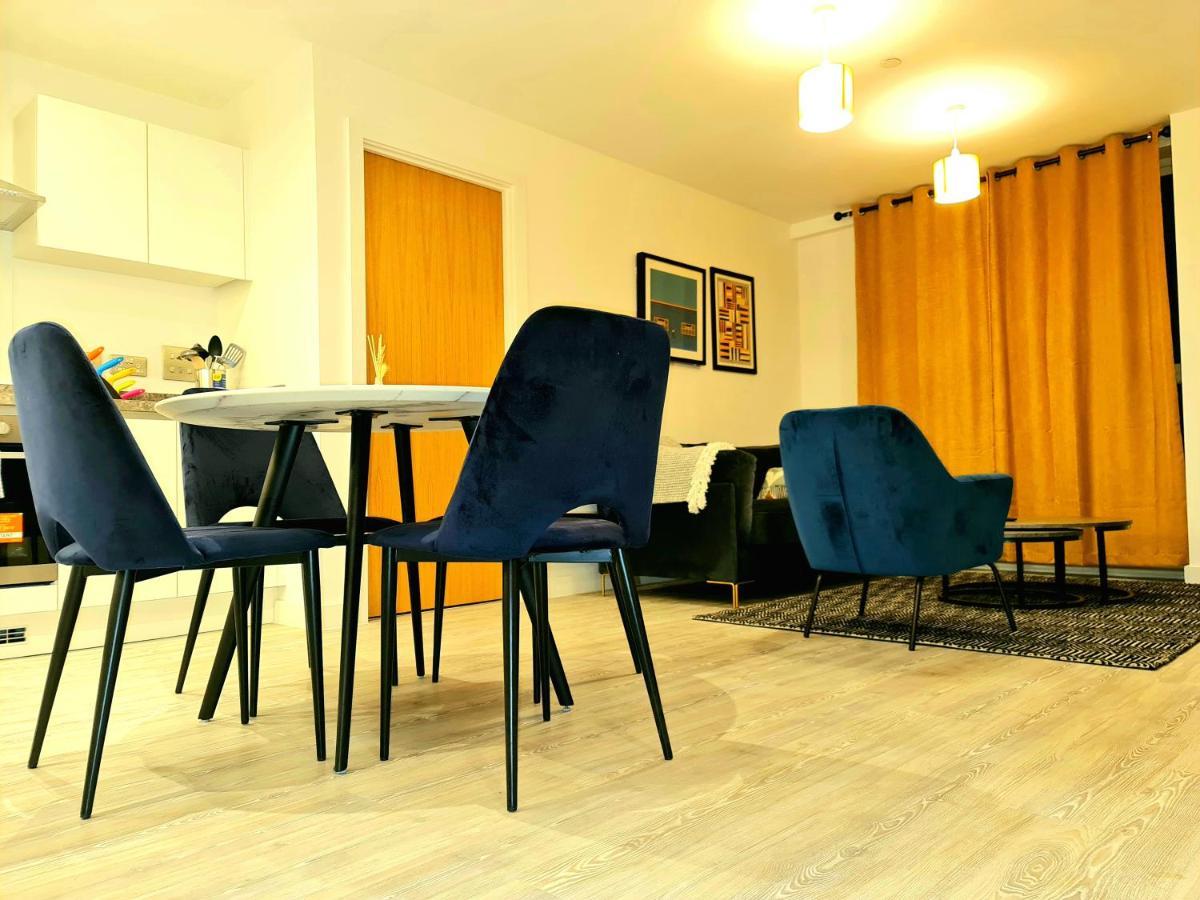 Exquisite Cosy 2-Bed Apartment In Salford Манчестър Екстериор снимка
