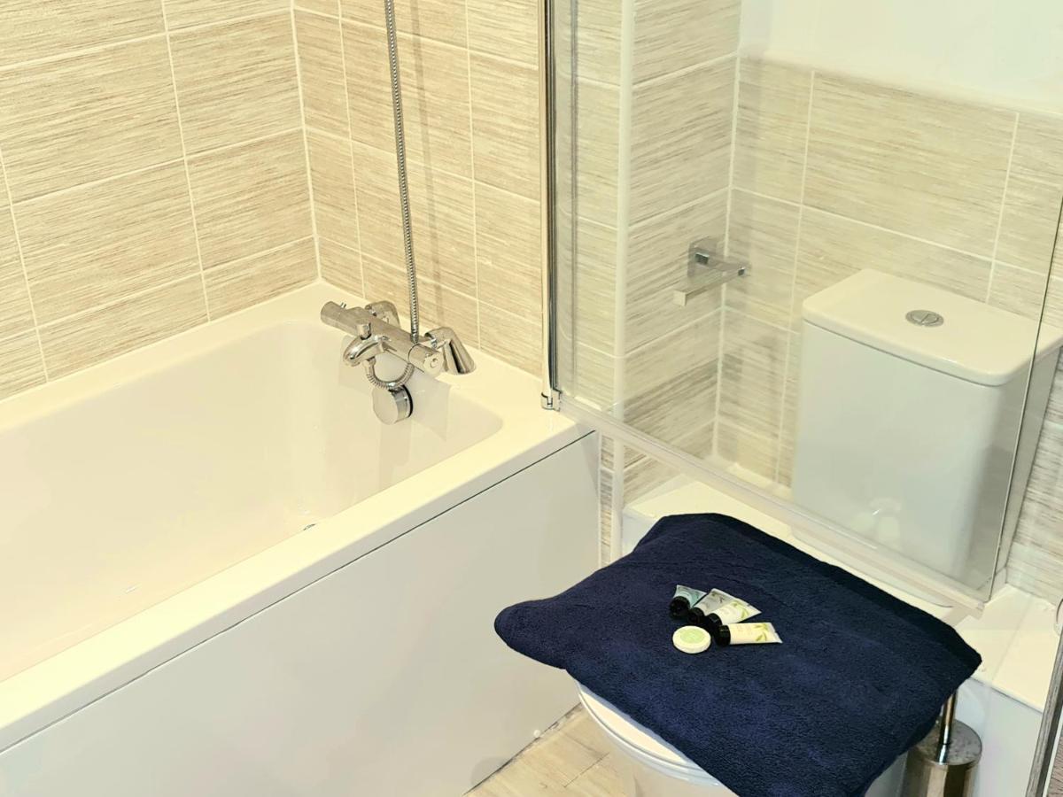 Exquisite Cosy 2-Bed Apartment In Salford Манчестър Екстериор снимка