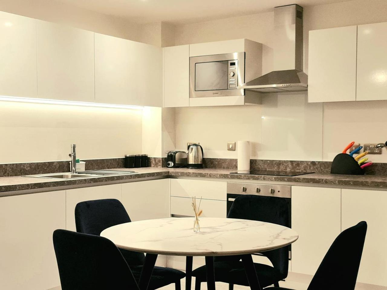Exquisite Cosy 2-Bed Apartment In Salford Манчестър Екстериор снимка