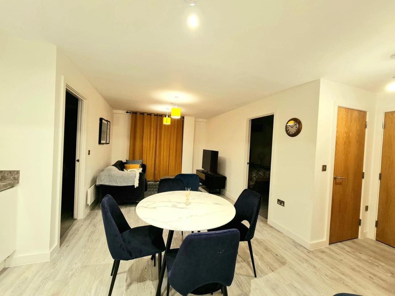 Exquisite Cosy 2-Bed Apartment In Salford Манчестър Екстериор снимка