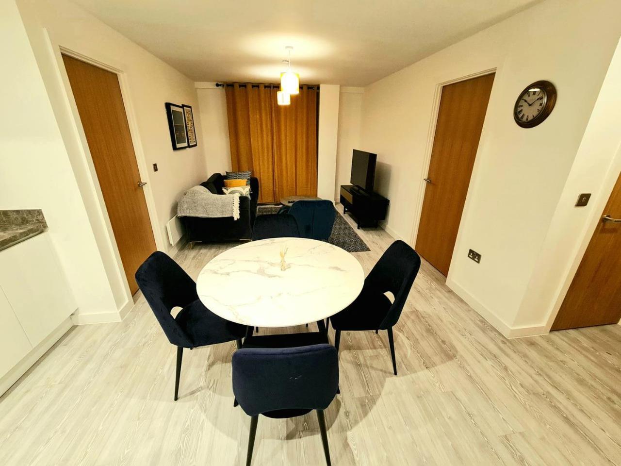 Exquisite Cosy 2-Bed Apartment In Salford Манчестър Екстериор снимка