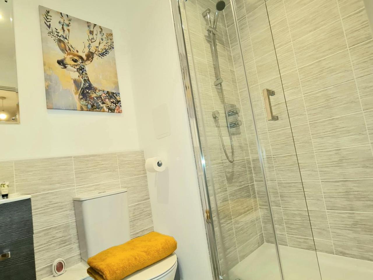 Exquisite Cosy 2-Bed Apartment In Salford Манчестър Екстериор снимка